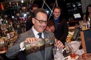 Photo 2: Master mixologist Salvatore Calabrese creates the world’s oldest martini at Bound by Salvatore at The Cromwell. © PATRICK GRAY/ Kabik Photo Group